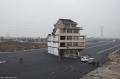 الصين: إزالة منزل مشيد في وسط طريق سريع