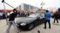  صيني يستأجر مجموعة من الرجال لتحطيم سيارته الفارهة