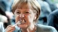 مسئول : المستشارة الألمانية لم تعرف كيف تأكل بالشوكة والسكين 