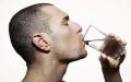شرب الماء يساعد علي تنشيط الكبد والوقاية من اﻷمراض