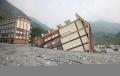 الصين : اﻷمطار الغزيرة تؤدي إلي إنجراف مبنى سكني مكون من عدة طوابق