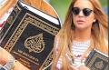 ممثلة أمريكية شهيرة تحمل نسخة من القرآن الكريم وتكتب آياته علي تويتر 