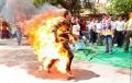 كوريا : رجل يحرق نفسة أحتجاجاً علي جرائم اليابان في الحرب العالمية 
