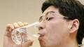 برلماني ياباني يشرب مياه أمام الصحفيين لإثبات عدم تلوثها إشعاعياً